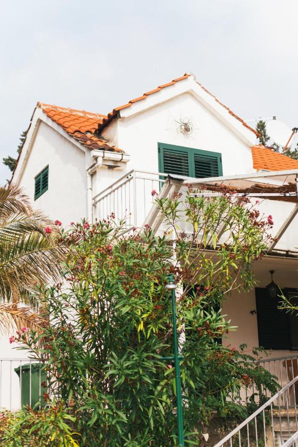 Charming Apartments With Garden โบล ภายนอก รูปภาพ
